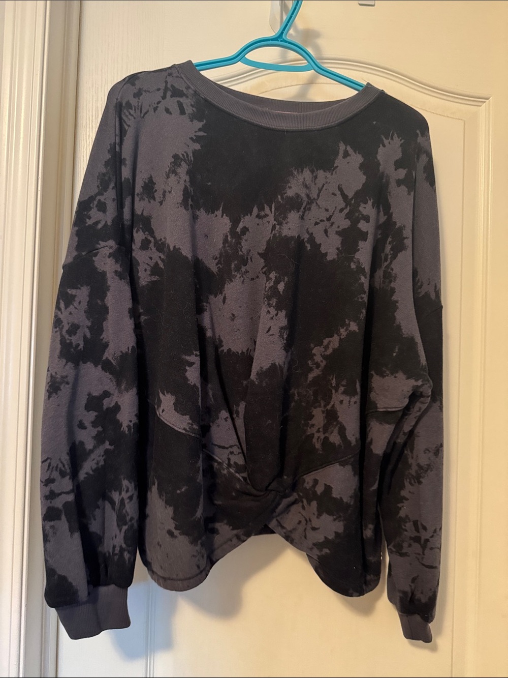 Tie-Dye Crewneck Pullover Sweater in Black & Gray